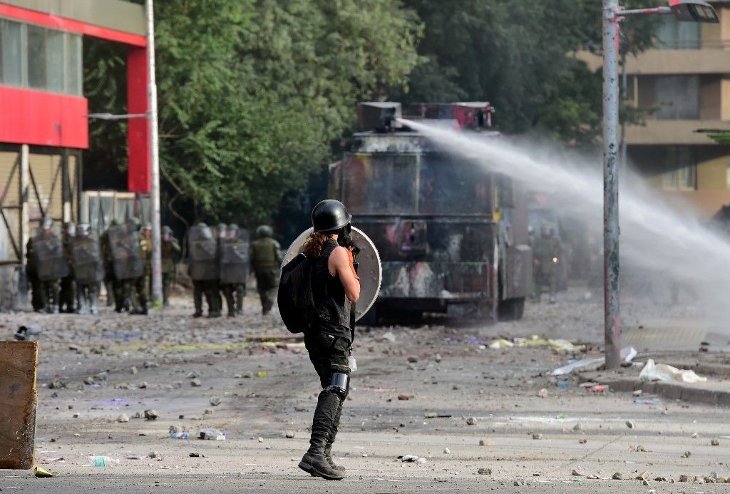 Las protestas estallaron el 18 de octubre por el aumento del precio del metro, pero fueron en aumento para denunciar la desigualdad social. Desataron la violencia en Santiago, Valparaíso, Viña del Mar y otras ciudades: 30 días de protestas que se saldan con 22 muertos, 79 estaciones del metro de Santiago atacadas o incendiadas, y casi 15.000 detenidos en todo el país.