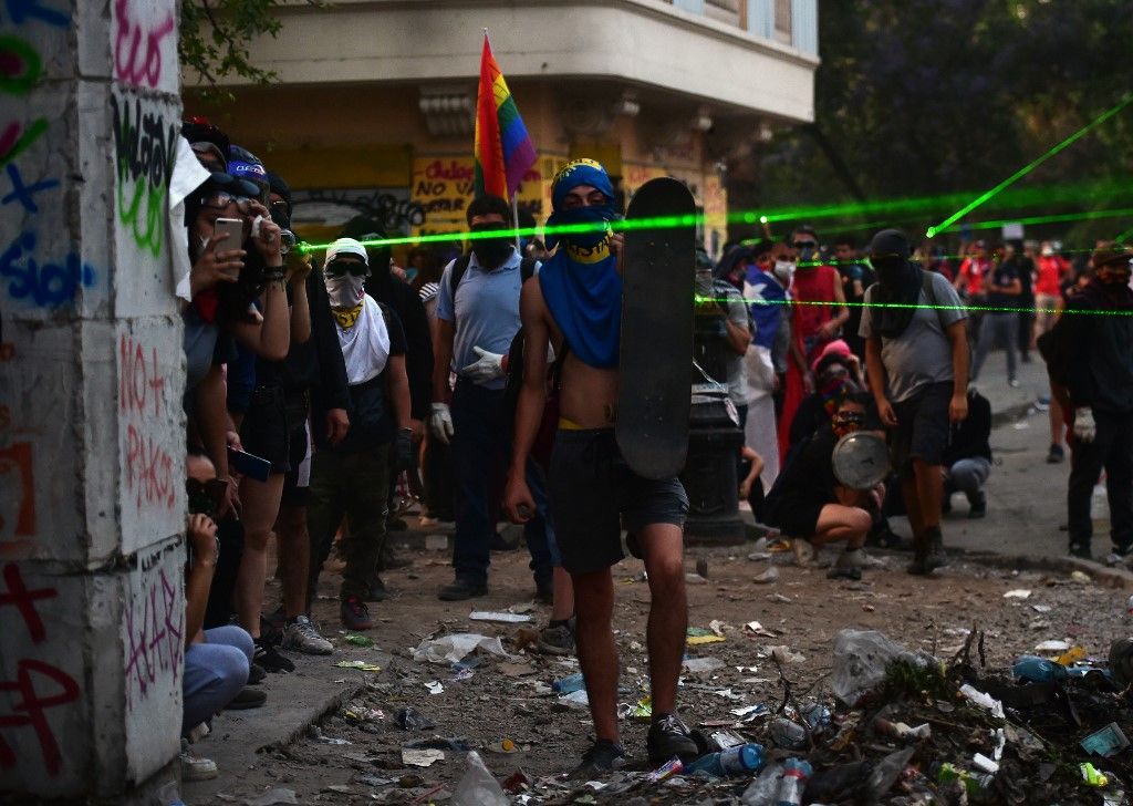 Las protestas estallaron el 18 de octubre por el aumento del precio del metro, pero fueron en aumento para denunciar la desigualdad social. Desataron la violencia en Santiago, Valparaíso, Viña del Mar y otras ciudades: 30 días de protestas que se saldan con 22 muertos, 79 estaciones del metro de Santiago atacadas o incendiadas, y casi 15.000 detenidos en todo el país.