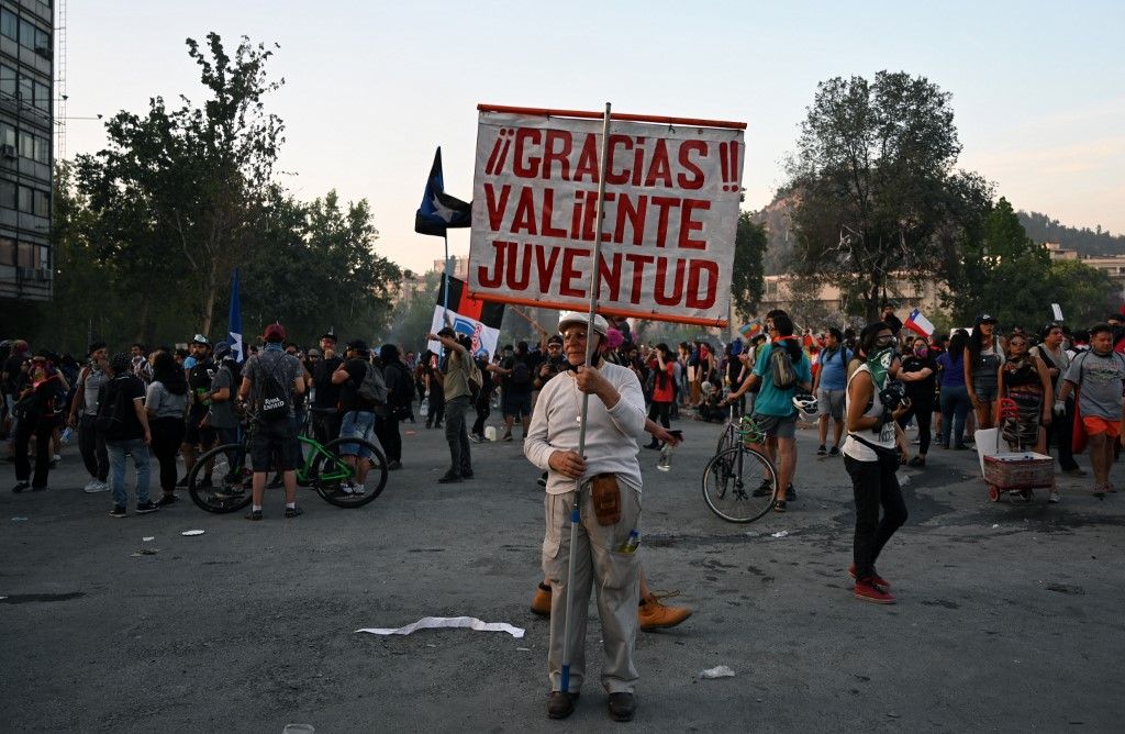 Las protestas estallaron el 18 de octubre por el aumento del precio del metro, pero fueron en aumento para denunciar la desigualdad social. Desataron la violencia en Santiago, Valparaíso, Viña del Mar y otras ciudades: 30 días de protestas que se saldan con 22 muertos, 79 estaciones del metro de Santiago atacadas o incendiadas, y casi 15.000 detenidos en todo el país.