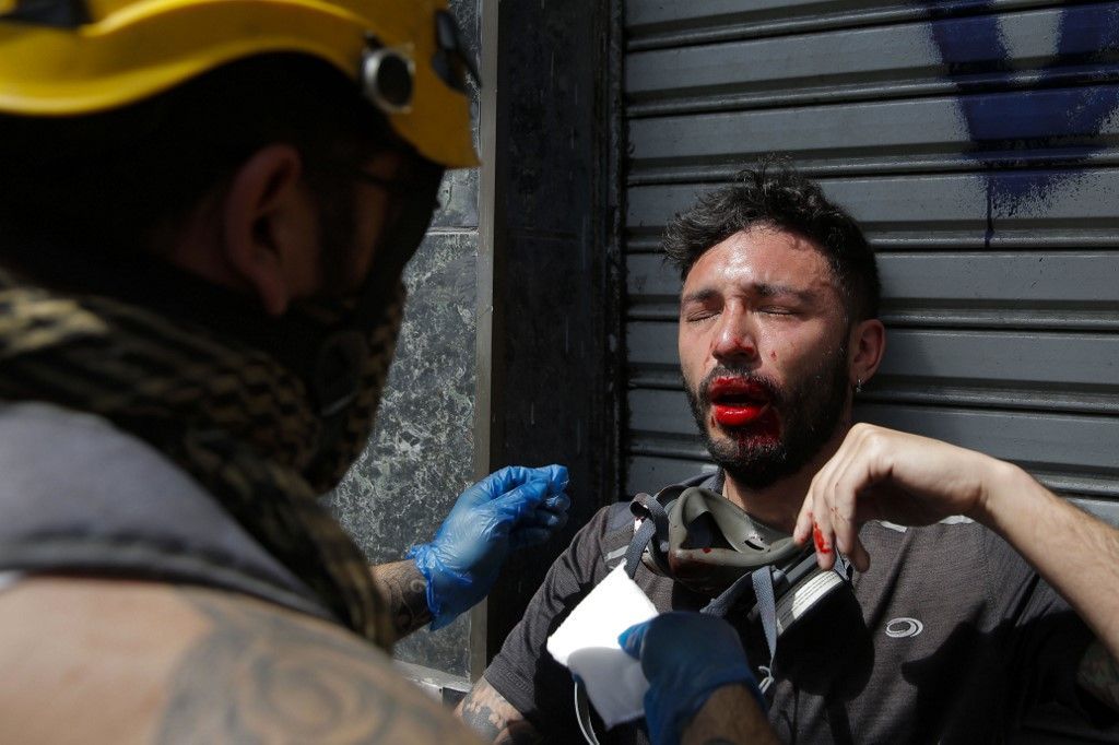 Las protestas estallaron el 18 de octubre por el aumento del precio del metro, pero fueron en aumento para denunciar la desigualdad social. Desataron la violencia en Santiago, Valparaíso, Viña del Mar y otras ciudades: 30 días de protestas que se saldan con 22 muertos, 79 estaciones del metro de Santiago atacadas o incendiadas, y casi 15.000 detenidos en todo el país.