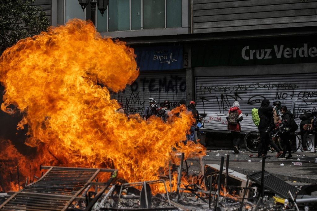 Las protestas estallaron el 18 de octubre por el aumento del precio del metro, pero fueron en aumento para denunciar la desigualdad social. Desataron la violencia en Santiago, Valparaíso, Viña del Mar y otras ciudades: 30 días de protestas que se saldan con 22 muertos, 79 estaciones del metro de Santiago atacadas o incendiadas, y casi 15.000 detenidos en todo el país.