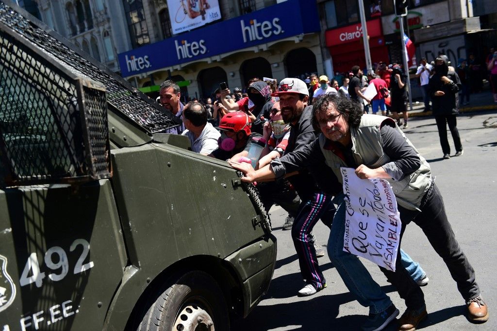 Las protestas estallaron el 18 de octubre por el aumento del precio del metro, pero fueron en aumento para denunciar la desigualdad social. Desataron la violencia en Santiago, Valparaíso, Viña del Mar y otras ciudades: 30 días de protestas que se saldan con 22 muertos, 79 estaciones del metro de Santiago atacadas o incendiadas, y casi 15.000 detenidos en todo el país.