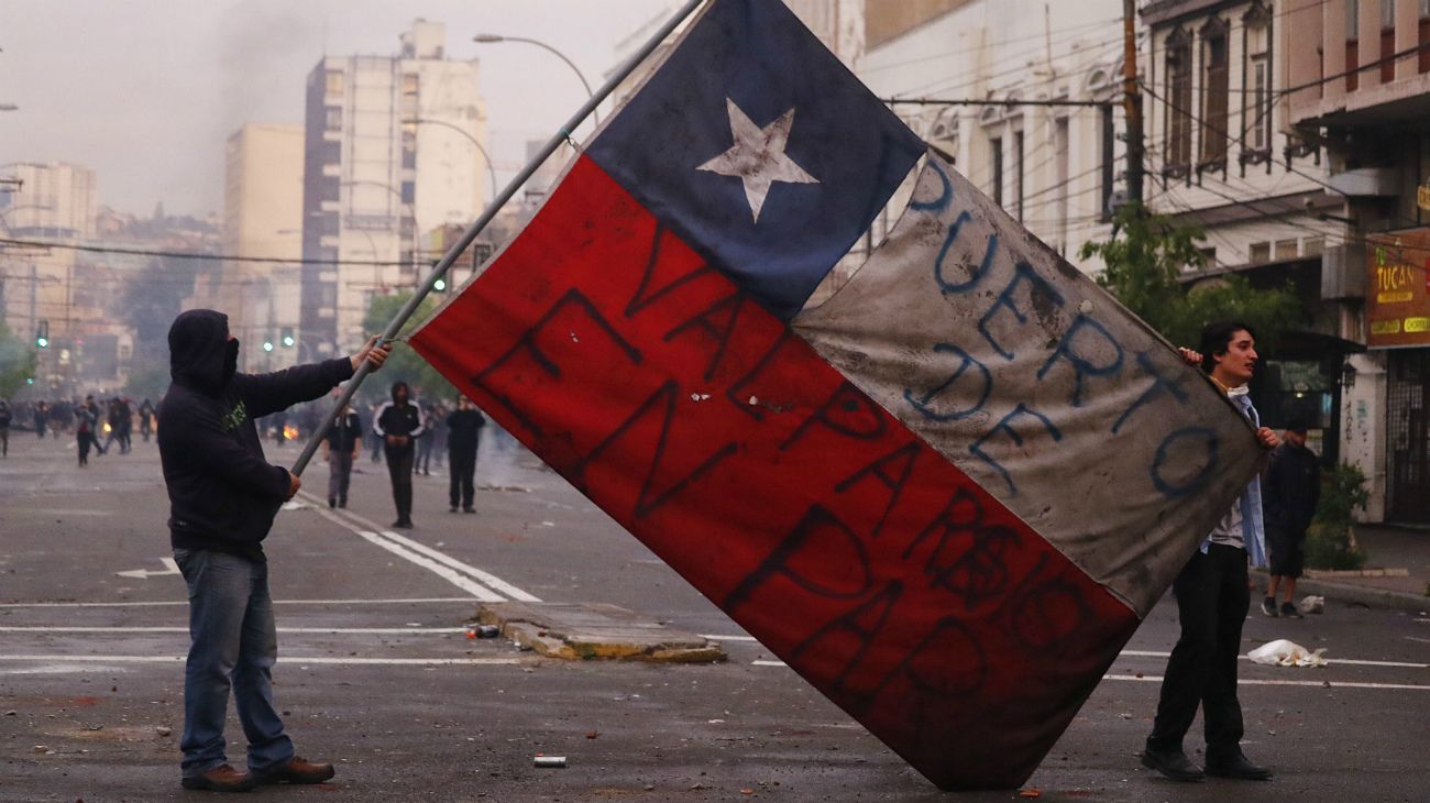 Las protestas estallaron el 18 de octubre por el aumento del precio del metro, pero fueron en aumento para denunciar la desigualdad social. Desataron la violencia en Santiago, Valparaíso, Viña del Mar y otras ciudades: 30 días de protestas que se saldan con 22 muertos, 79 estaciones del metro de Santiago atacadas o incendiadas, y casi 15.000 detenidos en todo el país.