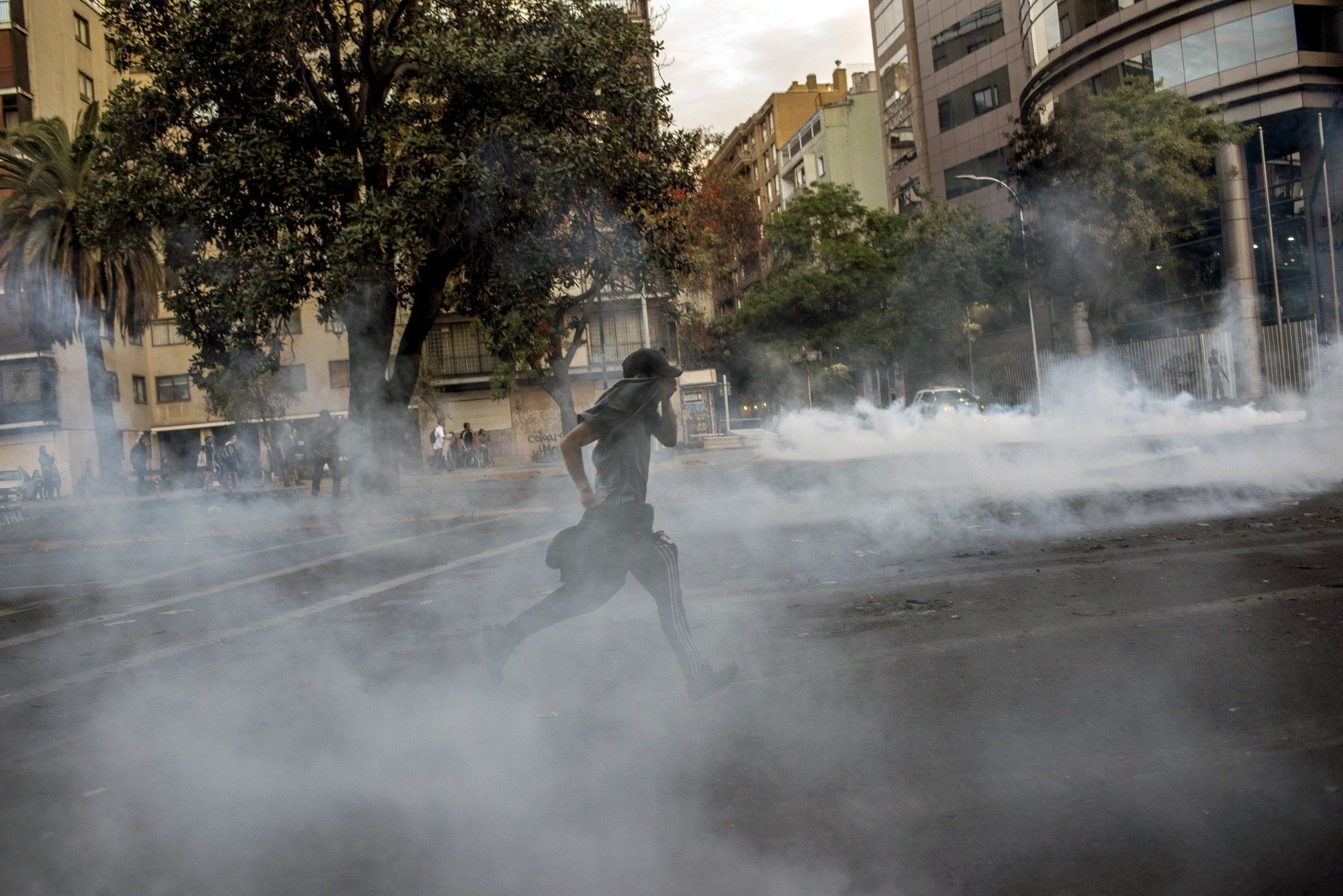 Las protestas estallaron el 18 de octubre por el aumento del precio del metro, pero fueron en aumento para denunciar la desigualdad social. Desataron la violencia en Santiago, Valparaíso, Viña del Mar y otras ciudades: 30 días de protestas que se saldan con 22 muertos, 79 estaciones del metro de Santiago atacadas o incendiadas, y casi 15.000 detenidos en todo el país.