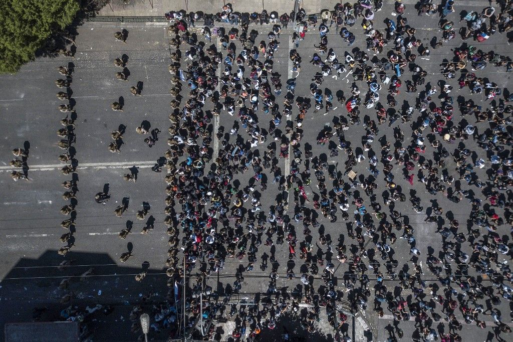 Las protestas estallaron el 18 de octubre por el aumento del precio del metro, pero fueron en aumento para denunciar la desigualdad social. Desataron la violencia en Santiago, Valparaíso, Viña del Mar y otras ciudades: 30 días de protestas que se saldan con 22 muertos, 79 estaciones del metro de Santiago atacadas o incendiadas, y casi 15.000 detenidos en todo el país.