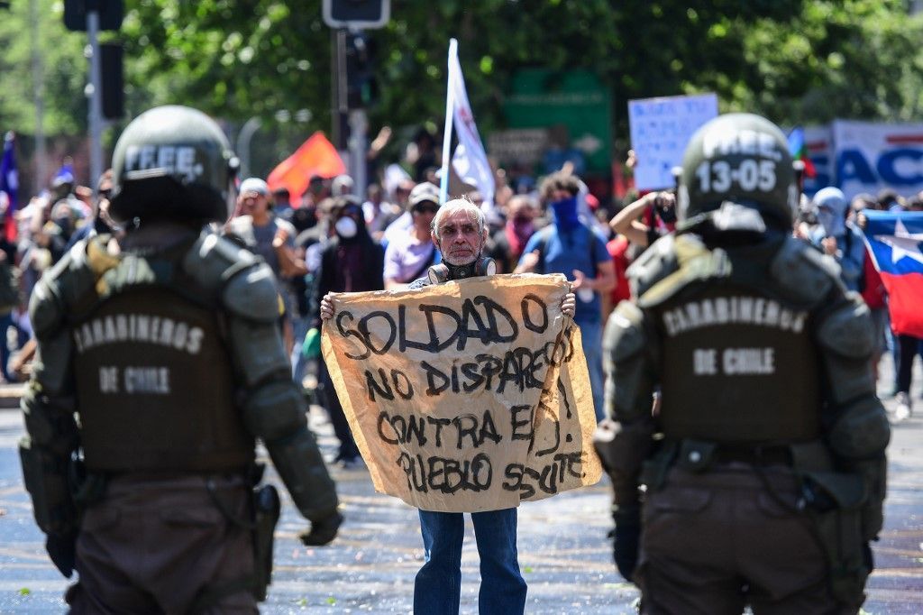 Las protestas estallaron el 18 de octubre por el aumento del precio del metro, pero fueron en aumento para denunciar la desigualdad social. Desataron la violencia en Santiago, Valparaíso, Viña del Mar y otras ciudades: 30 días de protestas que se saldan con 22 muertos, 79 estaciones del metro de Santiago atacadas o incendiadas, y casi 15.000 detenidos en todo el país.