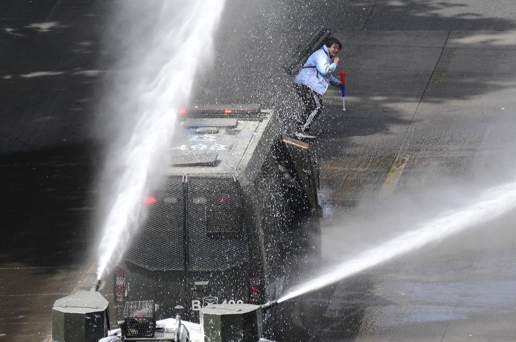 Las protestas estallaron el 18 de octubre por el aumento del precio del metro, pero fueron en aumento para denunciar la desigualdad social. Desataron la violencia en Santiago, Valparaíso, Viña del Mar y otras ciudades: 30 días de protestas que se saldan con 22 muertos, 79 estaciones del metro de Santiago atacadas o incendiadas, y casi 15.000 detenidos en todo el país.