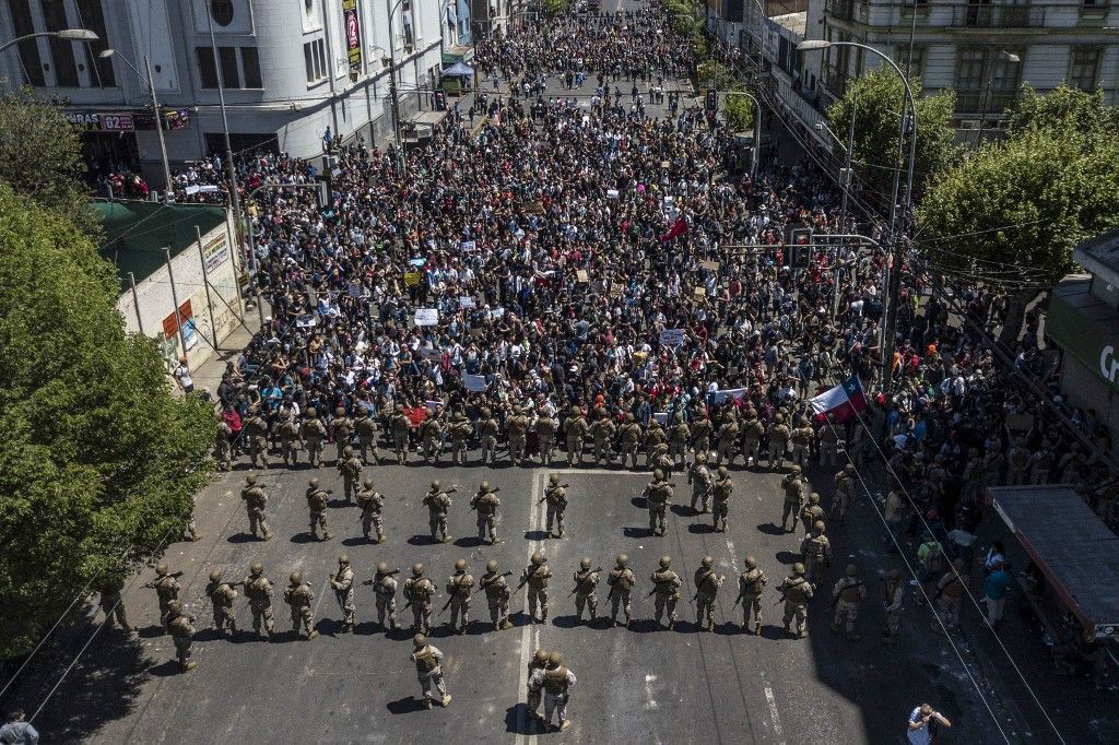 Las protestas estallaron el 18 de octubre por el aumento del precio del metro, pero fueron en aumento para denunciar la desigualdad social. Desataron la violencia en Santiago, Valparaíso, Viña del Mar y otras ciudades: 30 días de protestas que se saldan con 22 muertos, 79 estaciones del metro de Santiago atacadas o incendiadas, y casi 15.000 detenidos en todo el país.