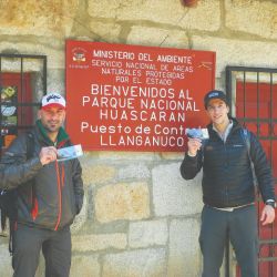 Gerardo Ciria y Yemil Sarmiento con sus permisos de ascenso en la entrada del Parque Nacional Huascarán. 