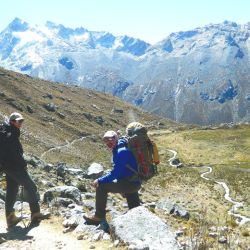 Trekking de aproximación en el P.N. Huascarán: los desafíos de la Cordillera Blanca exigen una buena base técnica a los montañistas.