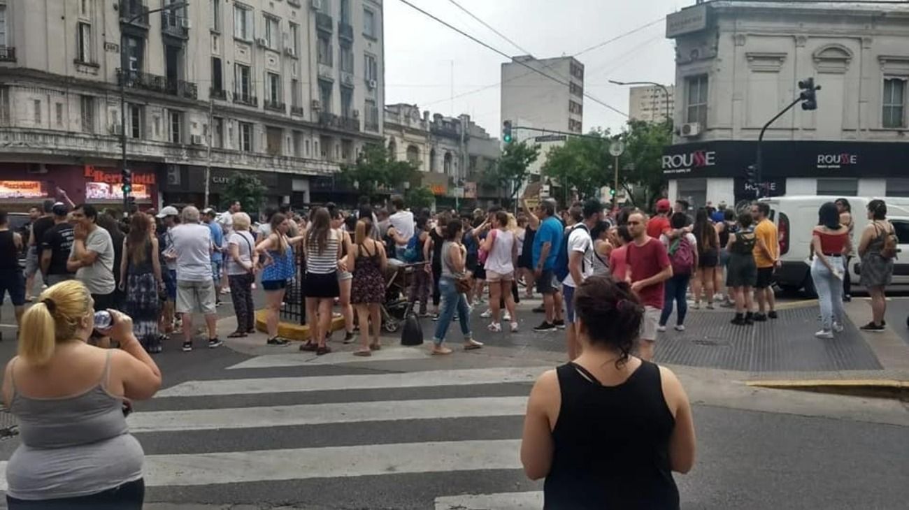 Vecinos y amigos de la víctima se congregaron para pedir justicia por su muerte. 