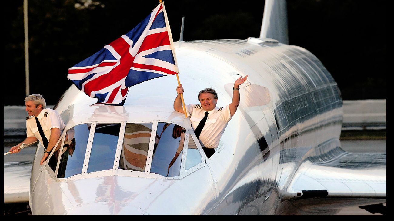 Los pilotos completan el último vuelo de Concorde desde Nueva York a Londres, el 24 de octubre de 2003