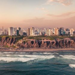 Lima es la única capital sudamericana con salida al mar. En sus malecones, la suave brisa refresca las caminatas. 