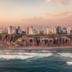 Lima es la única capital sudamericana con salida al mar. En sus malecones, la suave brisa refresca las caminatas. 