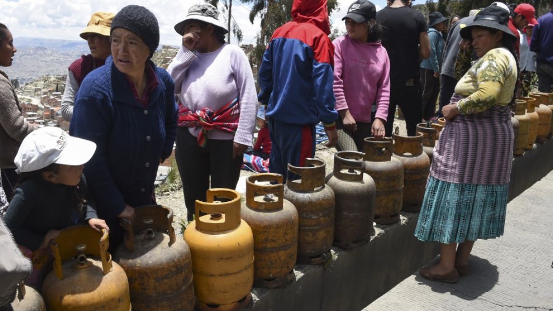 La falta de combustible y alimentos se hace sentir en una Bolivia en ...