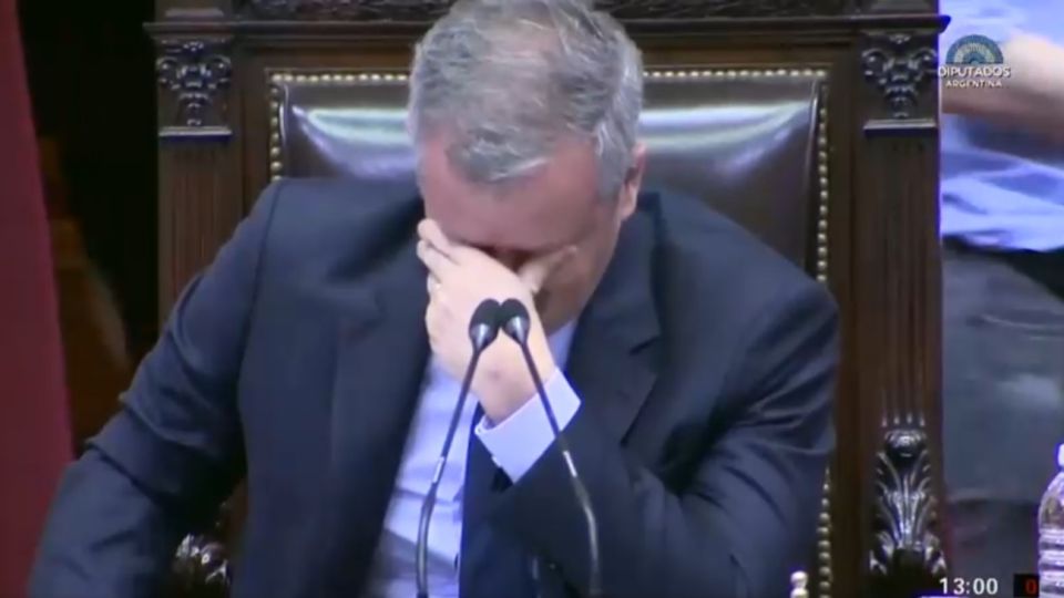 Emilio Monzo Llorando