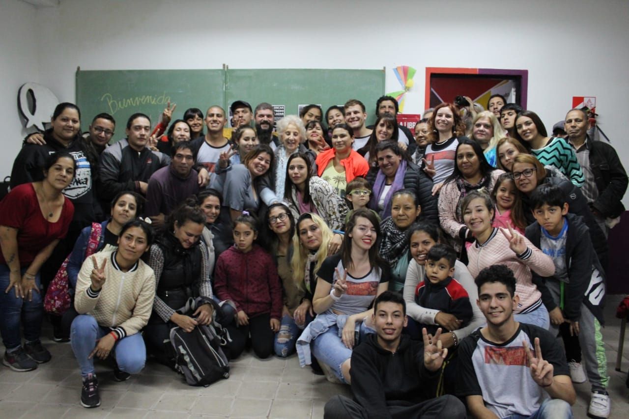 Estela de Carlotto junto a alumnos y comunidad de la villa 21 24