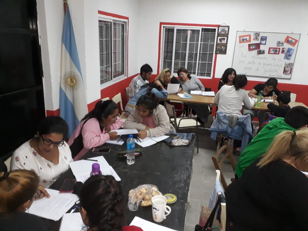 Maestra enseñando a chicos de la comunidad