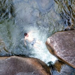 Sumergirse en las cristalinas aguas, tanto en las que dibujan ríos y arroyos, como en las que inundan profundos pozos, embalses y canteras cordobeses, constituye una oportunidad extraña y sensacional