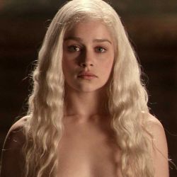 Emilia Clarke reveló que sufrió presiones para desnudarse en GOT