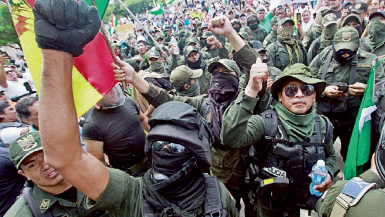 La paz. Marchas y tensión en las calles de la capital de Bolivia. Al fraude electoral le siguió un golpe de Estado. | Foto:AFP