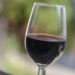 Aunque muchos creen que el mate es la bebida que más nos identifica como argentinos, la realidad es que resultó ser el vino el que ha cobrado status de “bebida nacional”. 