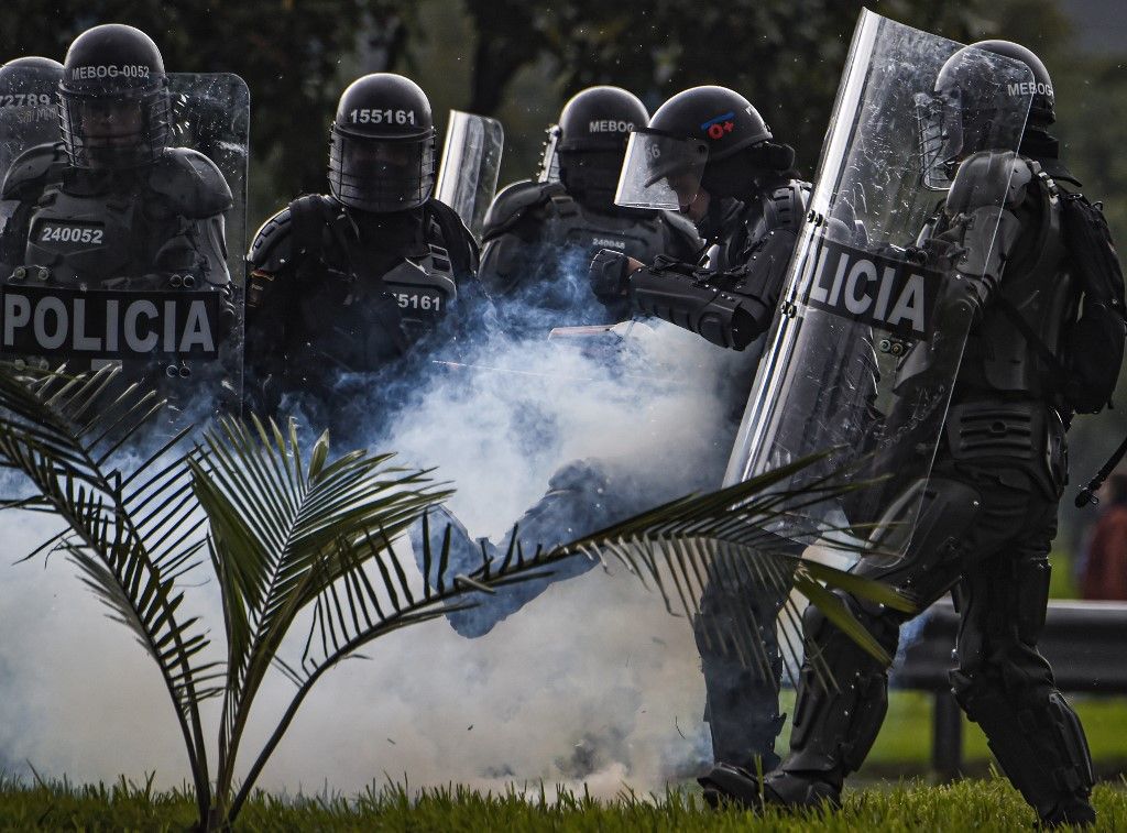 Según los datos de la Policía, por el momento son 79 los heridos -42 civiles y 37 policías- y 36 los detenidos en el marco de las protestas, que tienen como principales puntos el deterioro de las pensiones y los salarios, el incumplimiento de los acuerdos con los estudiantes.