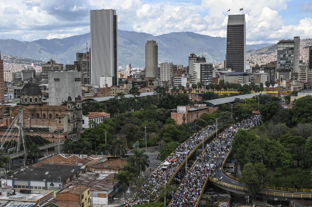 Según los datos de la Policía, por el momento son 79 los heridos -42 civiles y 37 policías- y 36 los detenidos en el marco de las protestas, que tienen como principales puntos el deterioro de las pensiones y los salarios, el incumplimiento de los acuerdos con los estudiantes.