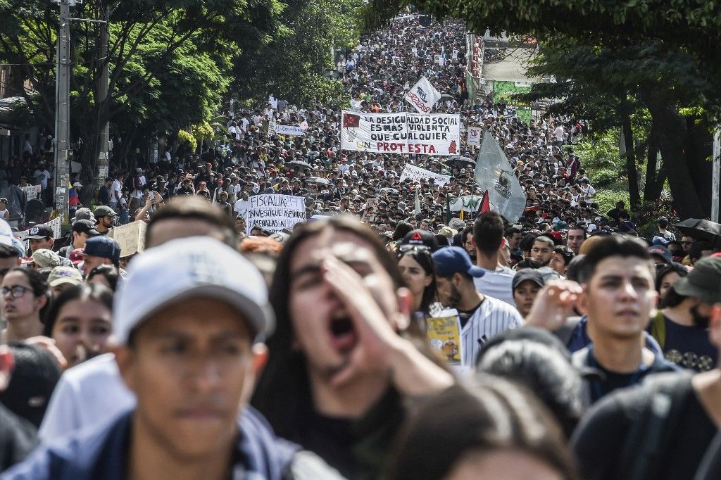 Según los datos de la Policía, por el momento son 79 los heridos -42 civiles y 37 policías- y 36 los detenidos en el marco de las protestas, que tienen como principales puntos el deterioro de las pensiones y los salarios, el incumplimiento de los acuerdos con los estudiantes.