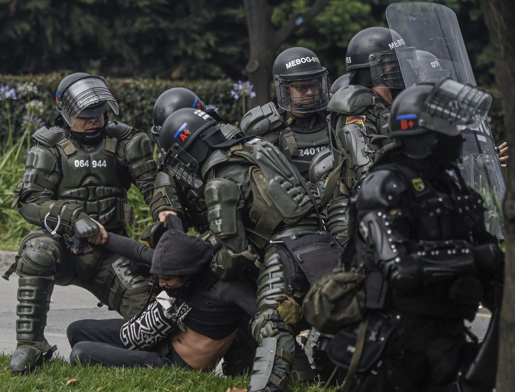 Según los datos de la Policía, por el momento son 79 los heridos -42 civiles y 37 policías- y 36 los detenidos en el marco de las protestas, que tienen como principales puntos el deterioro de las pensiones y los salarios, el incumplimiento de los acuerdos con los estudiantes.