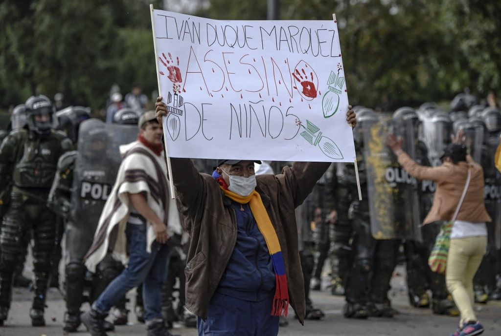 Según los datos de la Policía, por el momento son 79 los heridos -42 civiles y 37 policías- y 36 los detenidos en el marco de las protestas, que tienen como principales puntos el deterioro de las pensiones y los salarios, el incumplimiento de los acuerdos con los estudiantes.