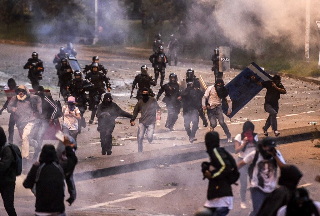 Según los datos de la Policía, por el momento son 79 los heridos -42 civiles y 37 policías- y 36 los detenidos en el marco de las protestas, que tienen como principales puntos el deterioro de las pensiones y los salarios, el incumplimiento de los acuerdos con los estudiantes.