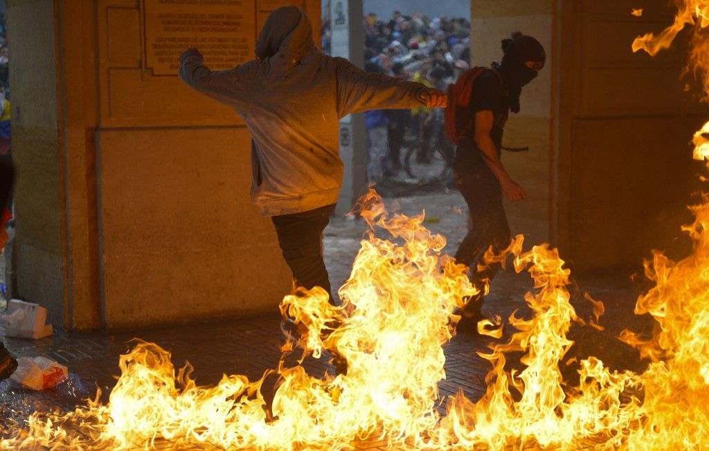 Según los datos de la Policía, por el momento son 79 los heridos -42 civiles y 37 policías- y 36 los detenidos en el marco de las protestas, que tienen como principales puntos el deterioro de las pensiones y los salarios, el incumplimiento de los acuerdos con los estudiantes.