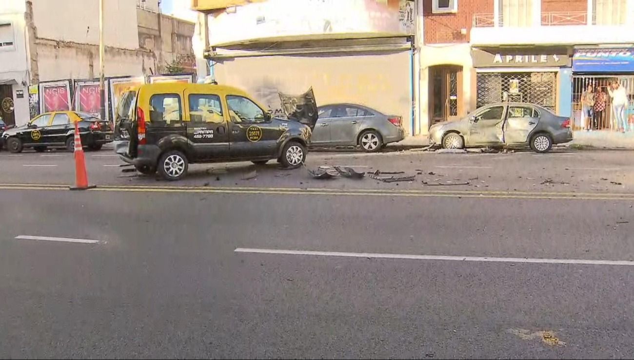 Así quedó el taxi que impactó contra el auto en Villa del Parque.