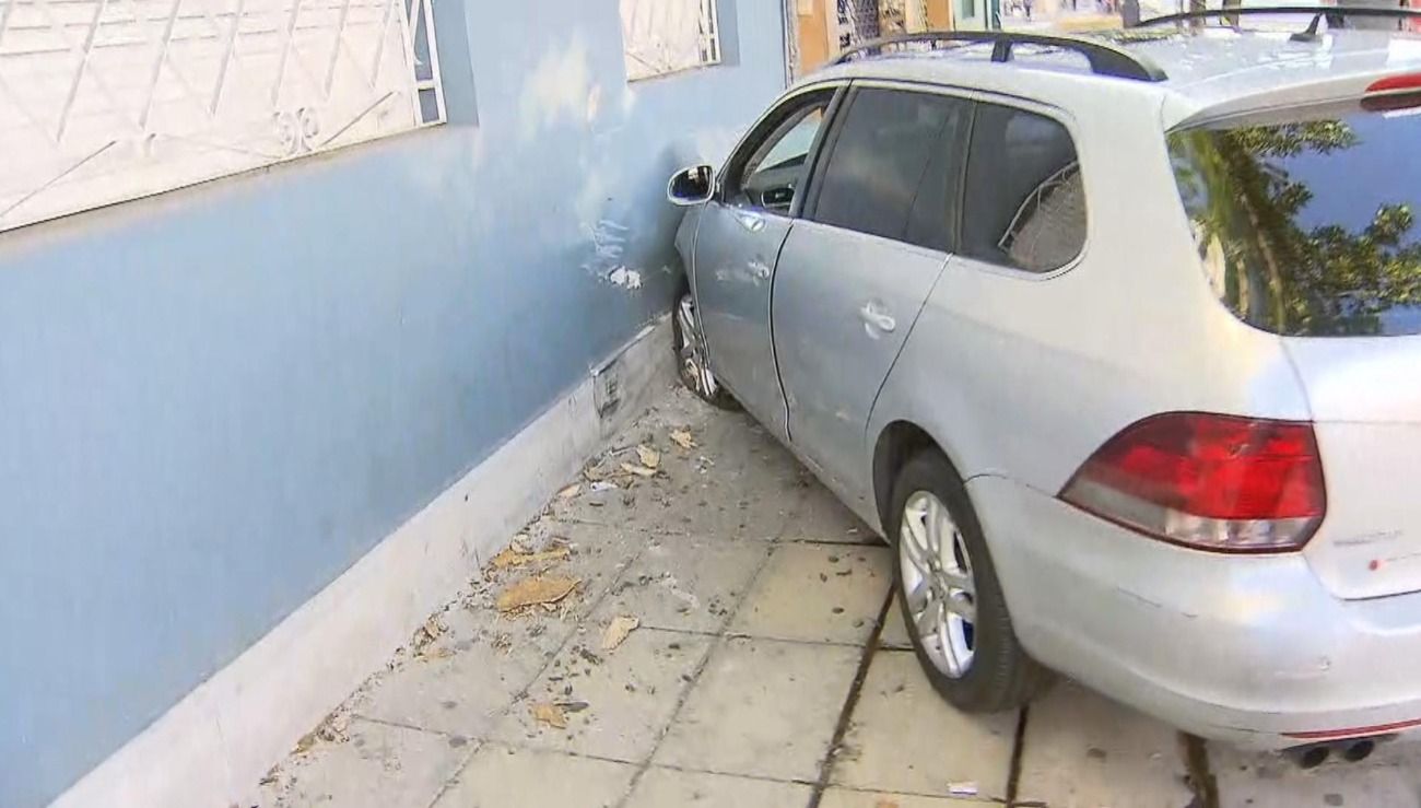 El auto que chocó contra un taxi se incrustó en una casa en Villa del Parque. 