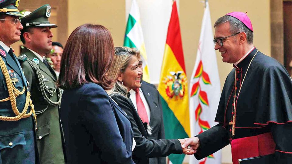 Con la biblia y el codigo penal bajo el brazo. La presidenta de facto recibió ayer en el Palacio del Quemado al cuerpo diplomático. Su gobierno lanzó una embestida judicial en la fiscalía contra Evo Morales.