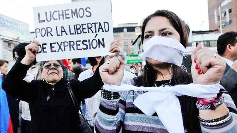 Apoyo e insultos. Un reclamo en el que se exige libertad para informar.