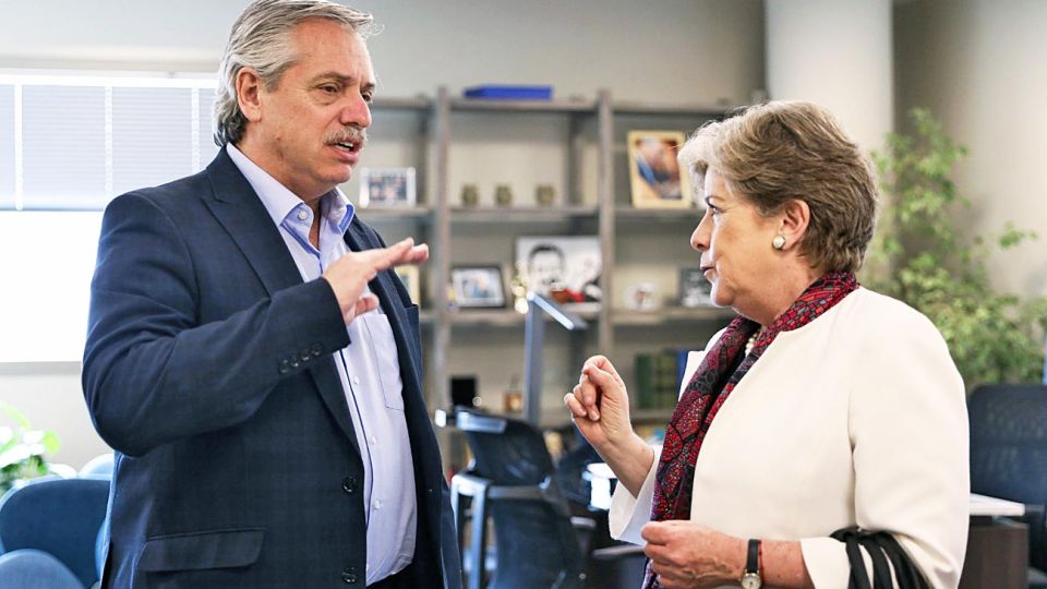 Activo. Entre el armado de su gobierno, Fernández recibió a Alicia Bárcena, secretaria de la Cepal.