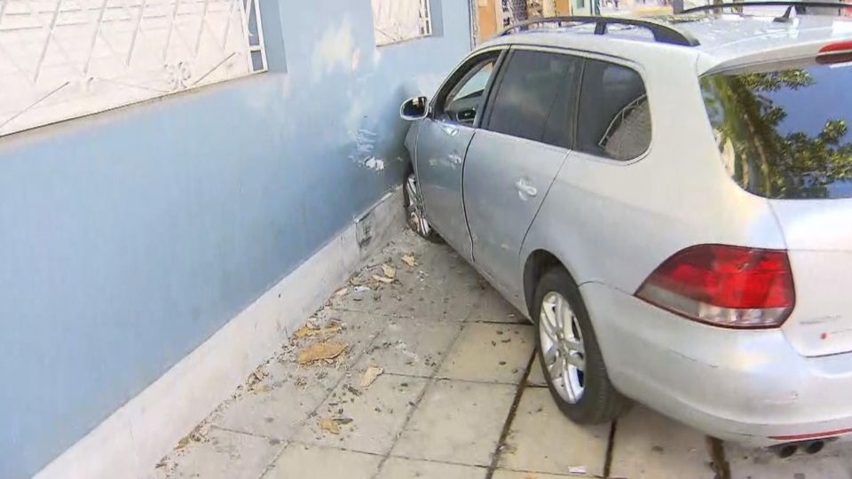 El auto que chocó contra un taxi se incrustó en una casa en Villa del Parque.