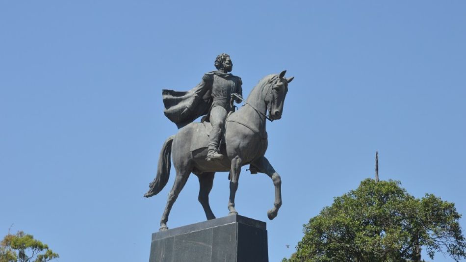 Escultura Dean Funes