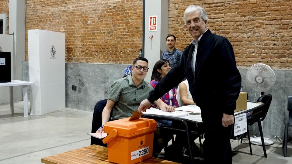 El presidente Tabaré Vázquez emite su voto.