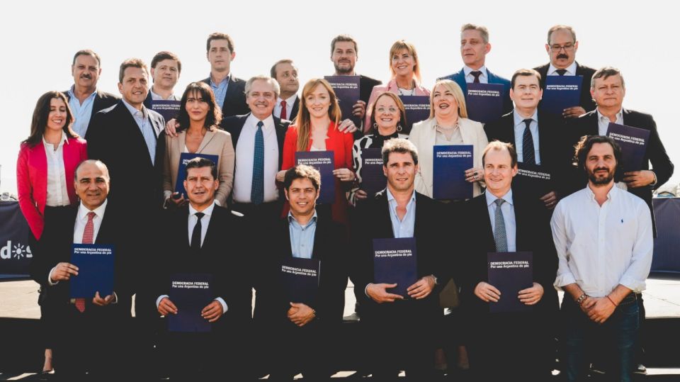 gobernadores mendoza 11260219
