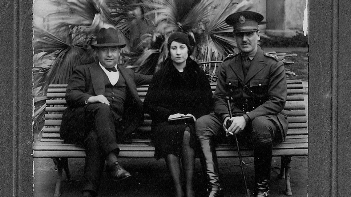 Juan Domingo Perón (con bigote), Potota y un hermano de ella. | Foto:Cedoc