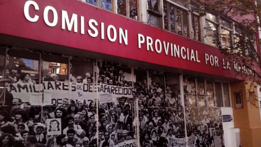 En la Comisión trabajan 113 personas divididas en quince programas. Sus sueldos (varía según la jerarquía) oscilan entre los 28.000 y 96.000 pesos y el 77% de los fondos asignados por la Legislatura Bonaerense son empleados para el pago de honorarios