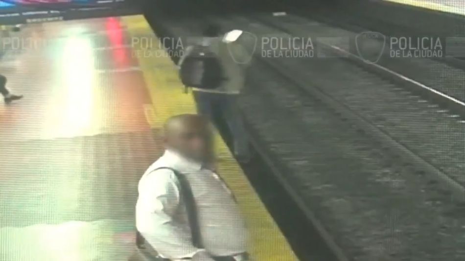 Un hombre cayó a las vías del subte por mirar su celular.
