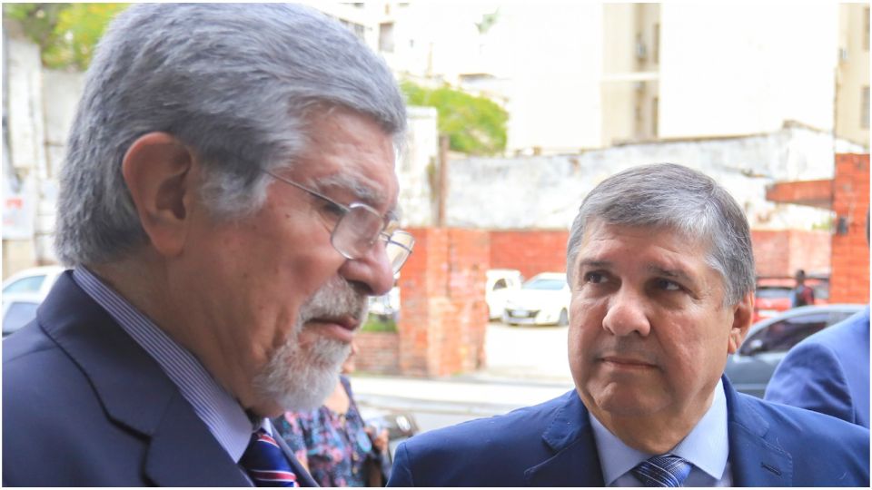 José Mayans junto a su par Marcelo Fuentes, antes de entrar al Senado.