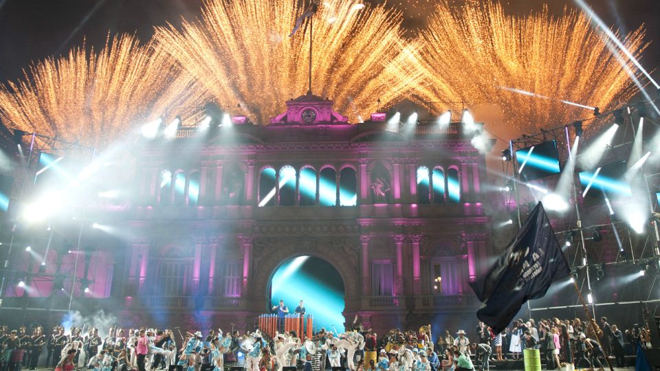Se alistan los preparativos para otra fiesta en Plaza de Mayo.