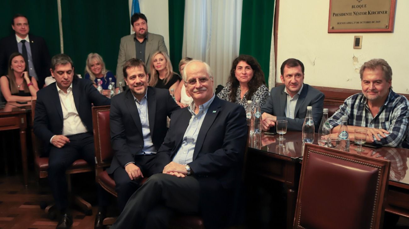 Los senadores peronistas durante la reunión que mantuvieron esta tarde en el congreso para sellar la unificación de los bloques.