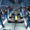 El equipo de Fórmula 1 Red Bull Racing cambió neumáticos a bordo de un avión.