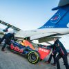 El equipo de Fórmula 1 Red Bull Racing cambió neumáticos a bordo de un avión.